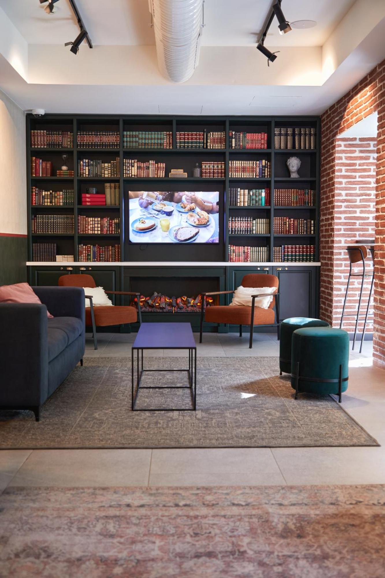 Latroupe Prado Hostel Мадрид Экстерьер фото