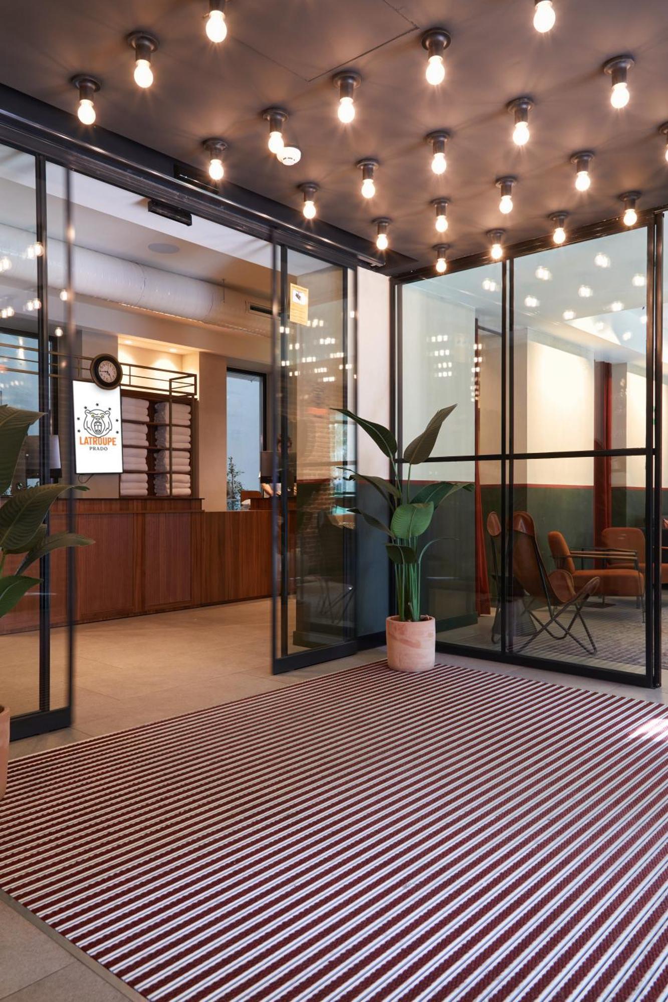 Latroupe Prado Hostel Мадрид Экстерьер фото